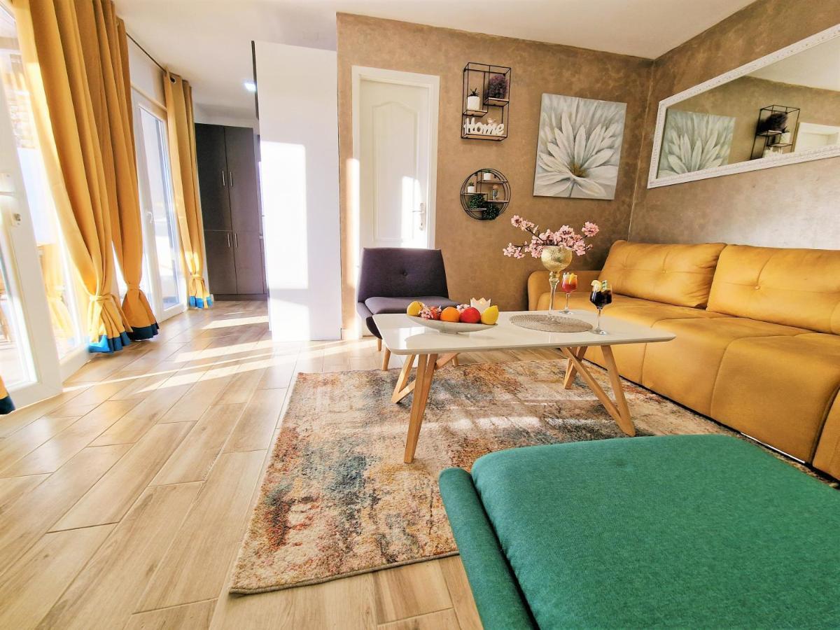 Holiday House Boost With Heated Pool Klis Exteriör bild