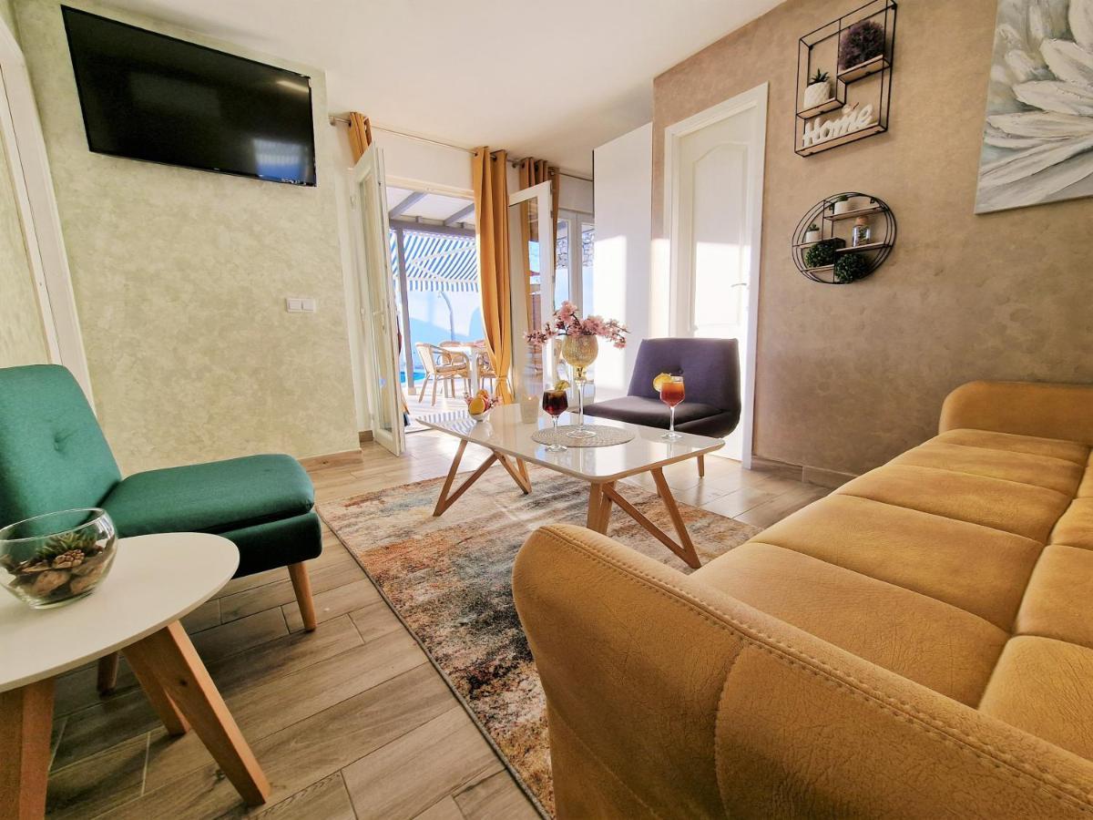 Holiday House Boost With Heated Pool Klis Exteriör bild