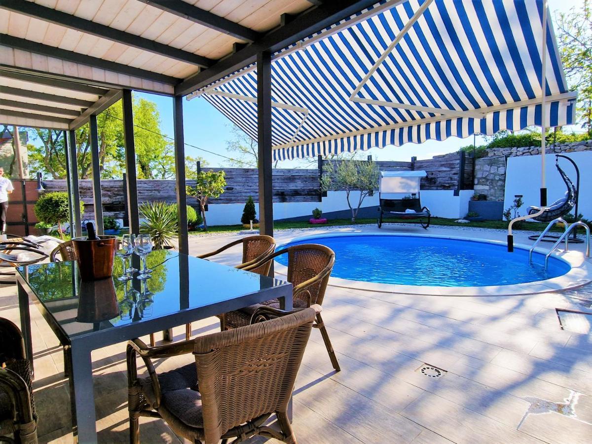 Holiday House Boost With Heated Pool Klis Exteriör bild